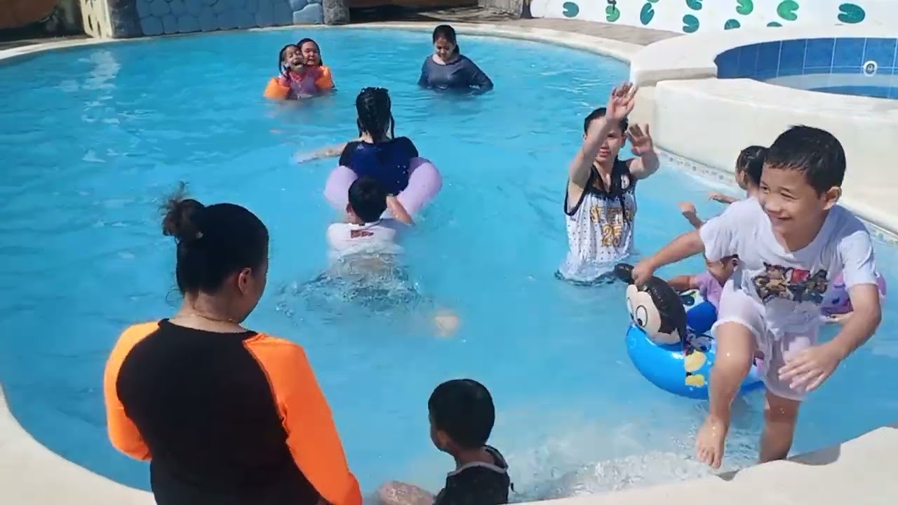 Miming lanzones..