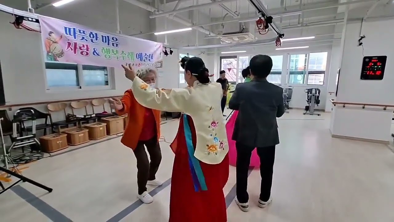 026년2월 굿행복주간보 위문공연 유난희가수님 수고하셨어요 👍👍👍👍