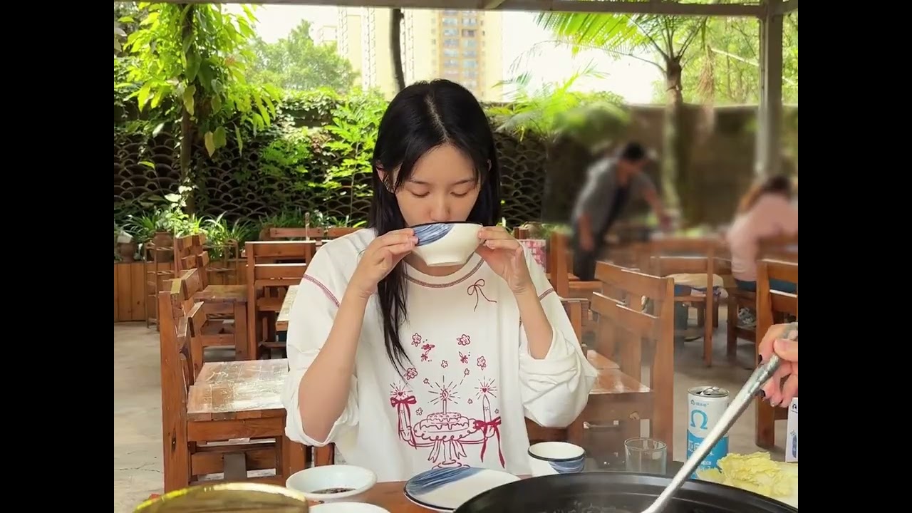 [周也vlog] Видеоблог Чжоу Е о красных танцевальных туфлях в прекрасной провинции Юньнань