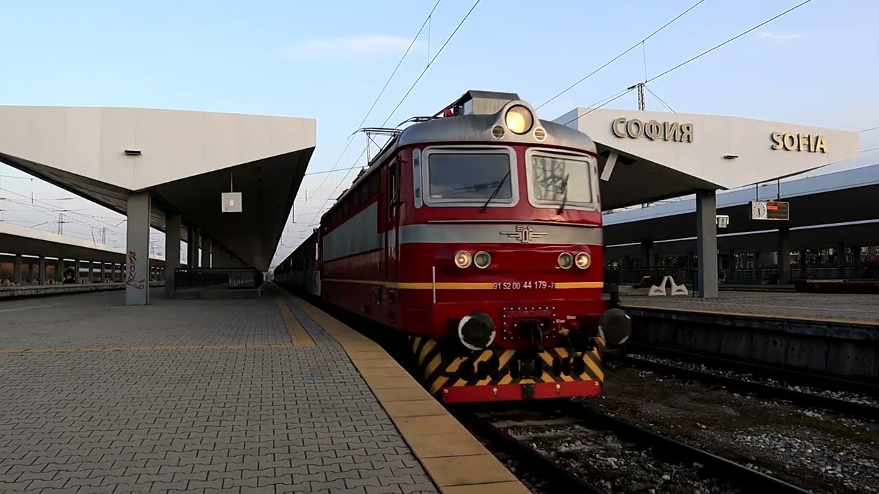 Бърз влак 5611 София-Кулата, начело с локомотив 44 179 потегля от Централна ЖП гара...