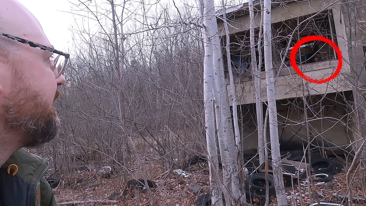 Скрытый кемпинг на городской свалке в морозную ночь