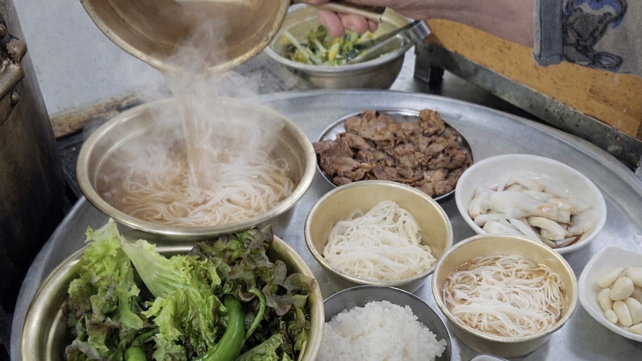 모두가 주작이라고 의심했던 노부부 국수?! 23년째 가격 동결한 2,000원 국수집 Korean street food