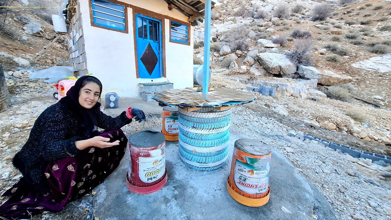 Сегодня Наргес представила на своей выставке работы, в частности, стул.