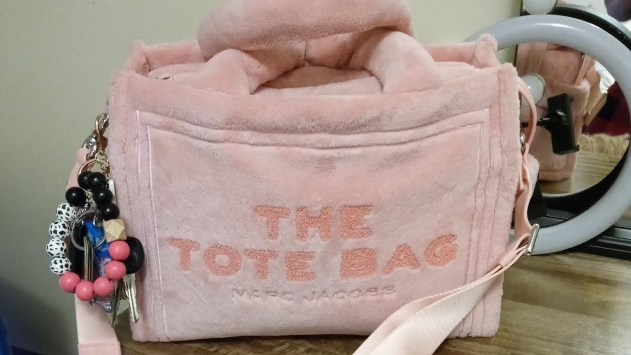 What's in my bag the Marc Jacobs tote Terry!!!