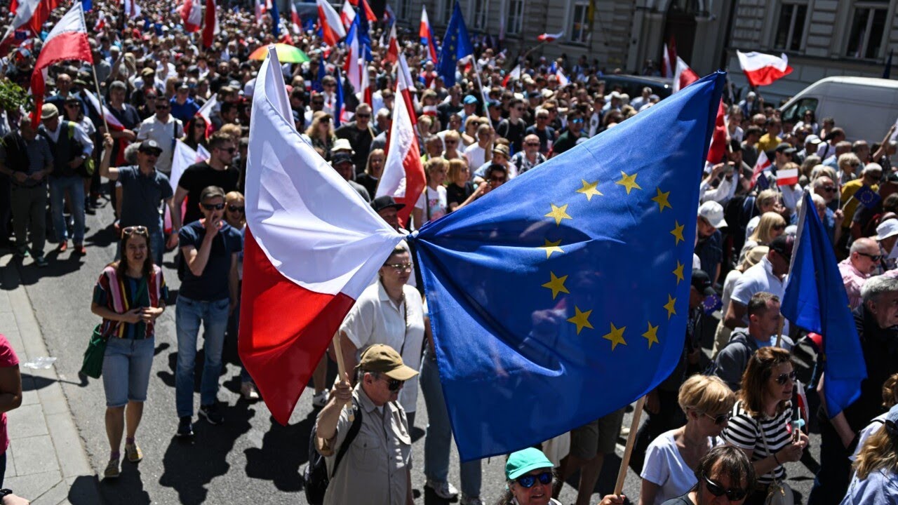 Hundreds of thousands join protest in Poland&rsquo;s capital