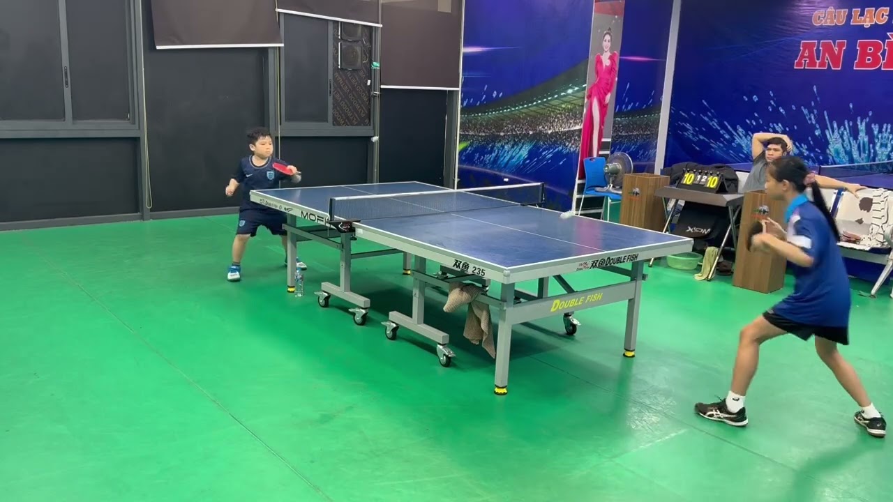 2 chị em cứ cuối tuần là chọi nhau 