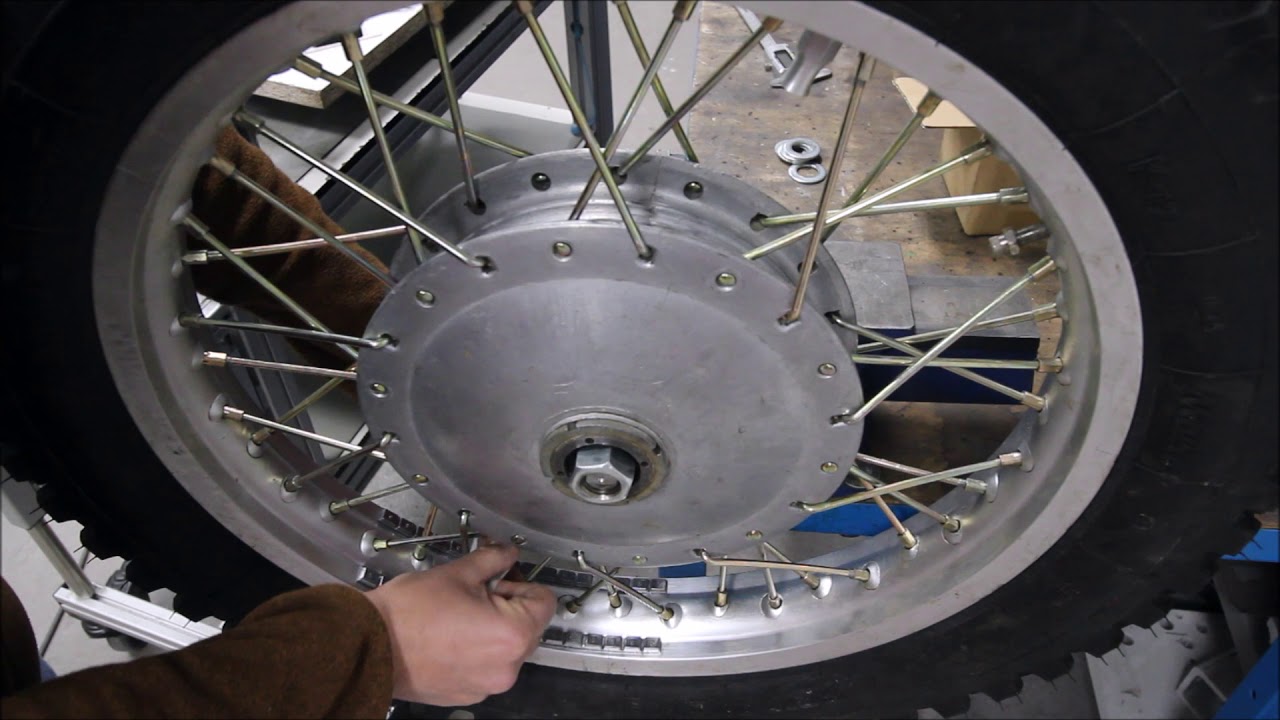 Dnepr Rad zentrieren und auswuchten / truing and balancing of Dnepr wheel