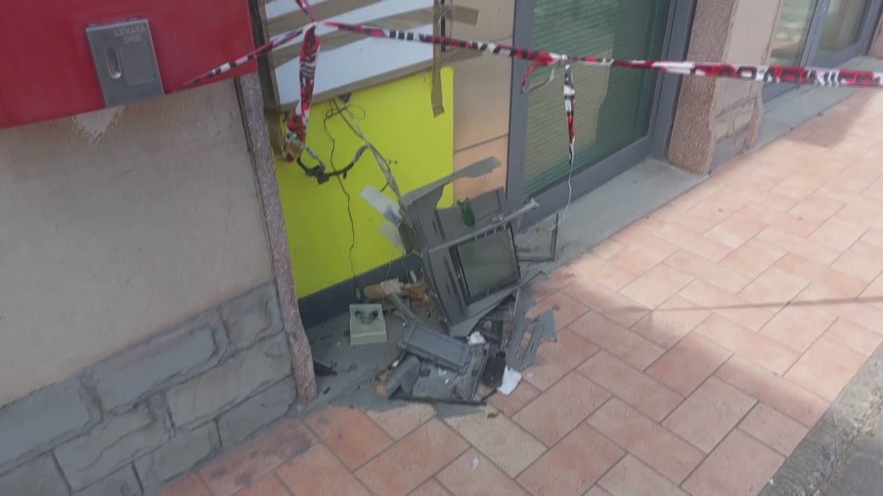 Fanno saltare bancomat, caccia ai malviventi