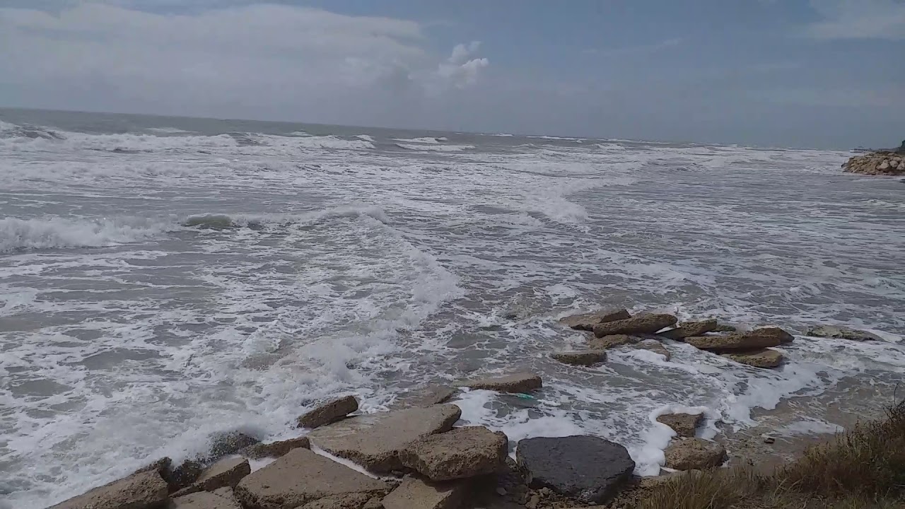 NOS ASOMAMOS Y OS MUESTRO COMO ESTA LA PLAYA EN CHIPIONA HOY  (  gran temporal de viento)