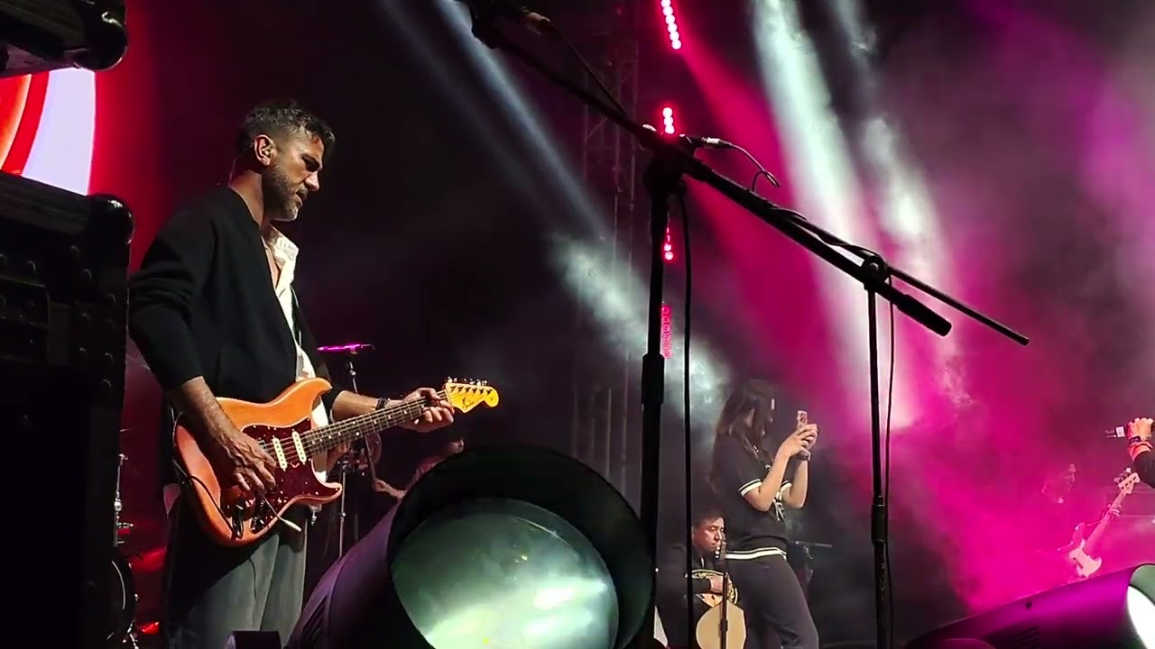 Aaj mere piya ghar aavenge kailash kher live in Kanpur csjm university 