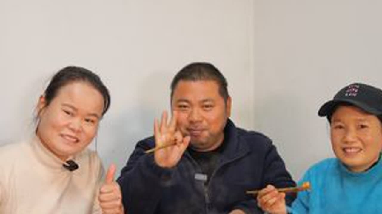 出锅后的茶油焖土鸡，色泽金黄，香气四溢。咬上一口，鸡肉鲜嫩多汁，茶油的独特风味在口中散开，回味无穷。#记录真实生活 #农村生活 #美食趣胃计划 #茶油焖土鸡