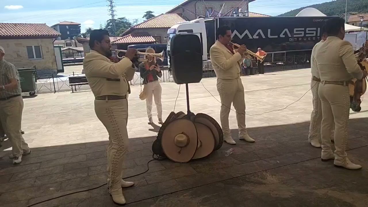 JUAN CHARRASQUEADO  - MARIACHIS EN EL PUEBLO DE TRETO  - NORTE DE ESPAÑA ...
