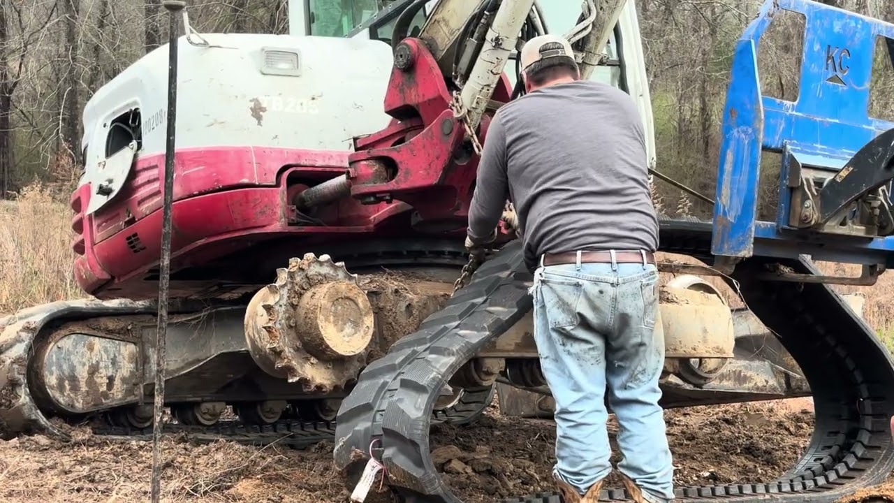 Новая гусеница для экскаватора! Звездочка уже в пути! #takeuchi #экскаватор