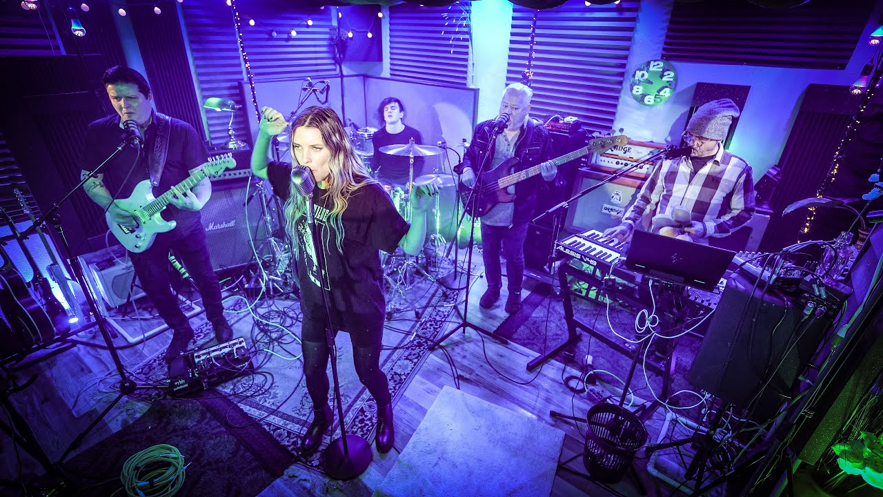 Annika & the Earthlings 
