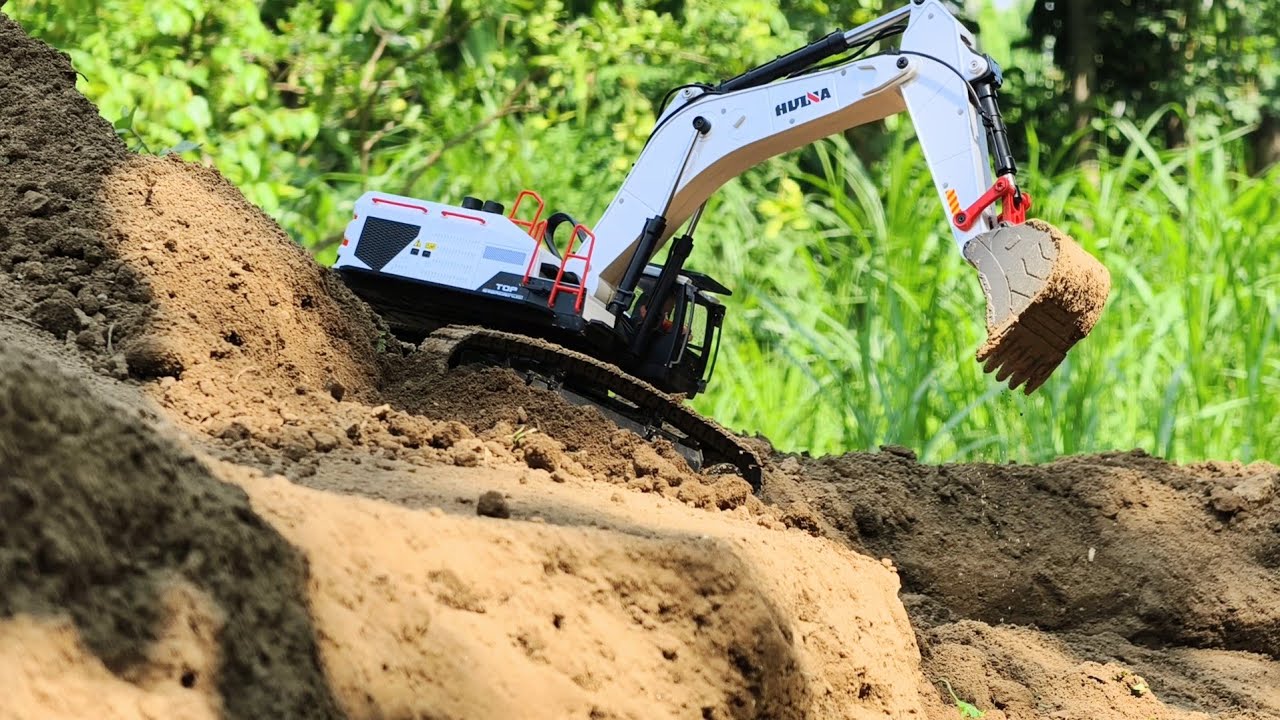 RC Excavator Huina 1594 carries out earthmoving to open road access
