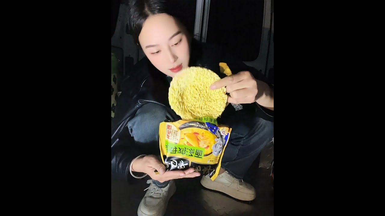 在杭州趴窝了三天，今天终于突围出去了，杭州很美，下次不去了！独自撑伞的日子也要顺顺利利…………#金秋创富收获有大通#为奋斗者创富#滴滴送货#货运行业 #货运女司机