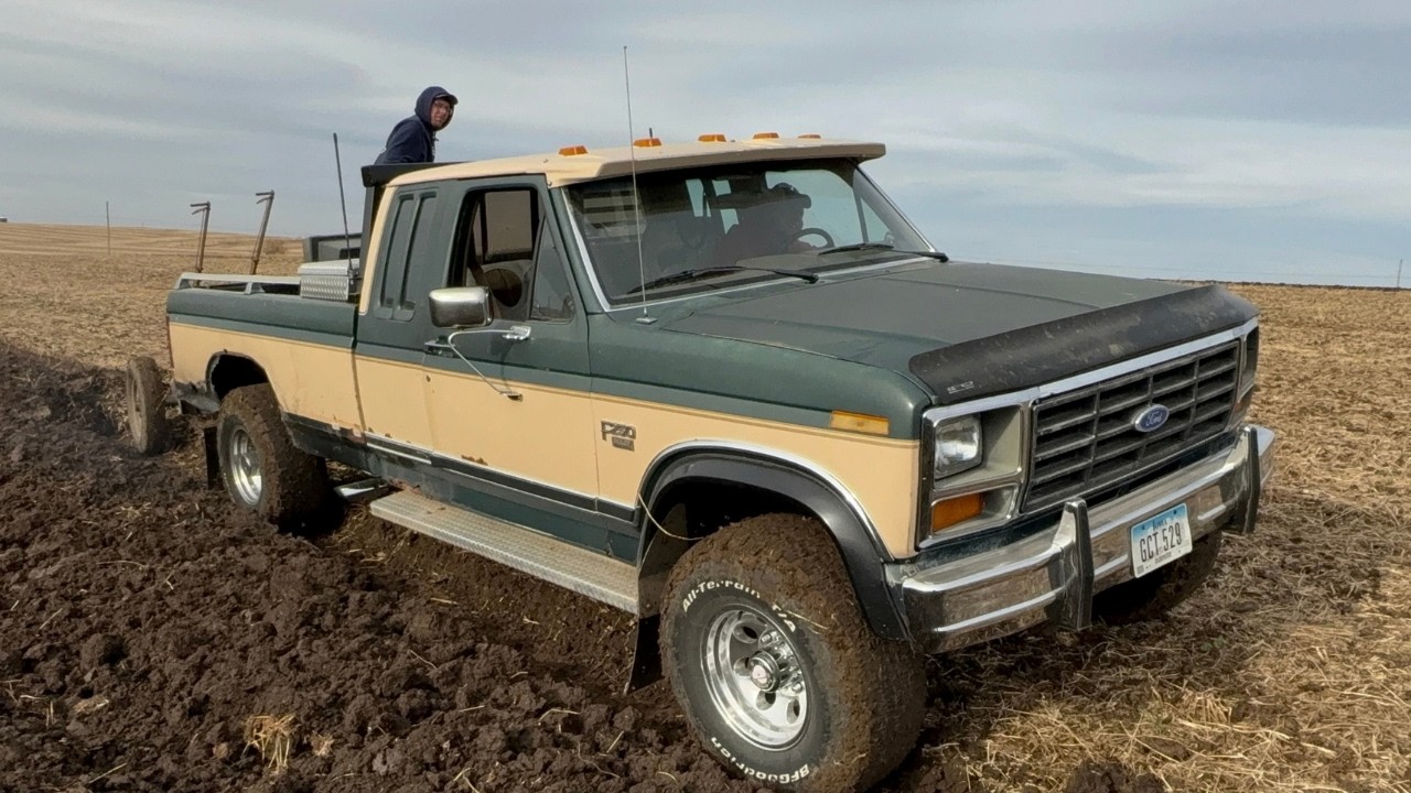 FORD F-250 TRUCK PLOWING prowadzi 25 traktor&oacute;w podczas Dnia Odory