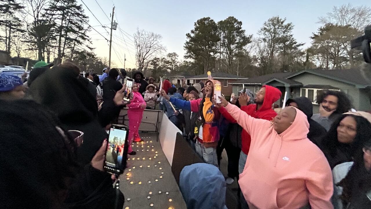 &lsquo;It still hurts&rsquo;: Family, friends hold candlelight vigil for USPS worker killed in Decatur