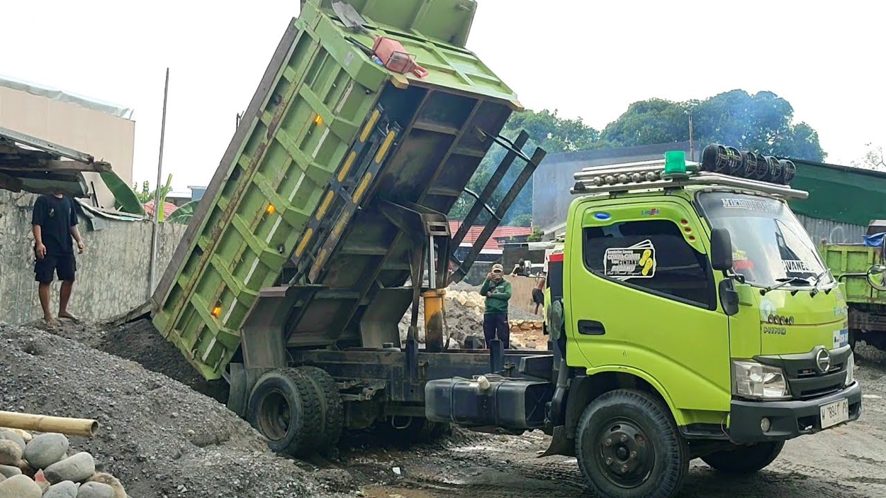 Mobil Dump Truk Pasir Hino 300 Jomplang Muatan Tinggi Menggunung