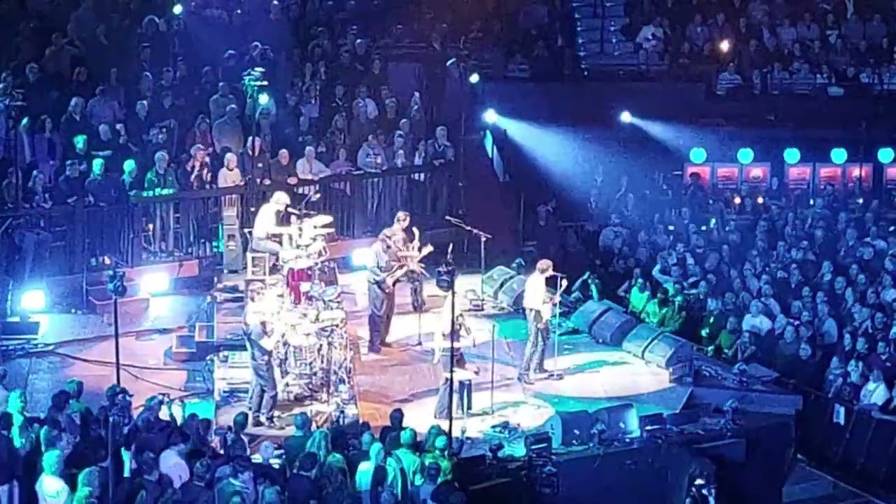 Prachtige opening! Twilight Zone door Son Mieux met Cesar op percussie.