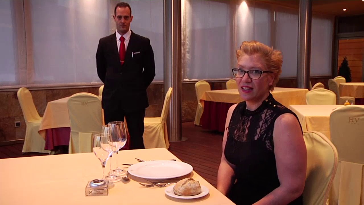 Cómo llamar al camarero en un restaurante