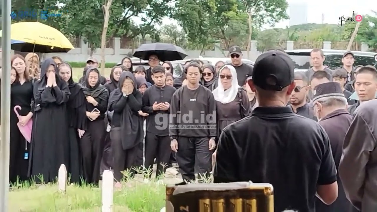 Ekspresi Sedih & Hancur Reza Arap Saat Antar Jenazah Sang Pacar Luala Lahfah Ke Liang Lahat
