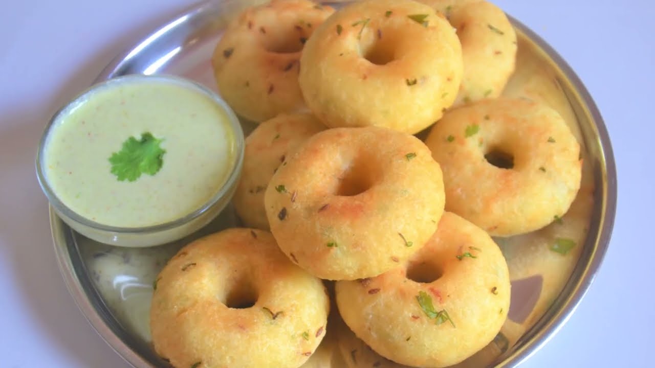 रोजच्या नाश्त्याला तेच तेच खावून कंटाळा आलाअसेल तर १० मिनिटात होणारे मेदुवडे एकदा करा नेहमी हेच कराल