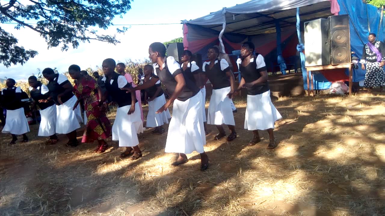Kwaya ya osiana toka isongole katika viwanja vya mkutano wa pasaka nlc ileje izuba