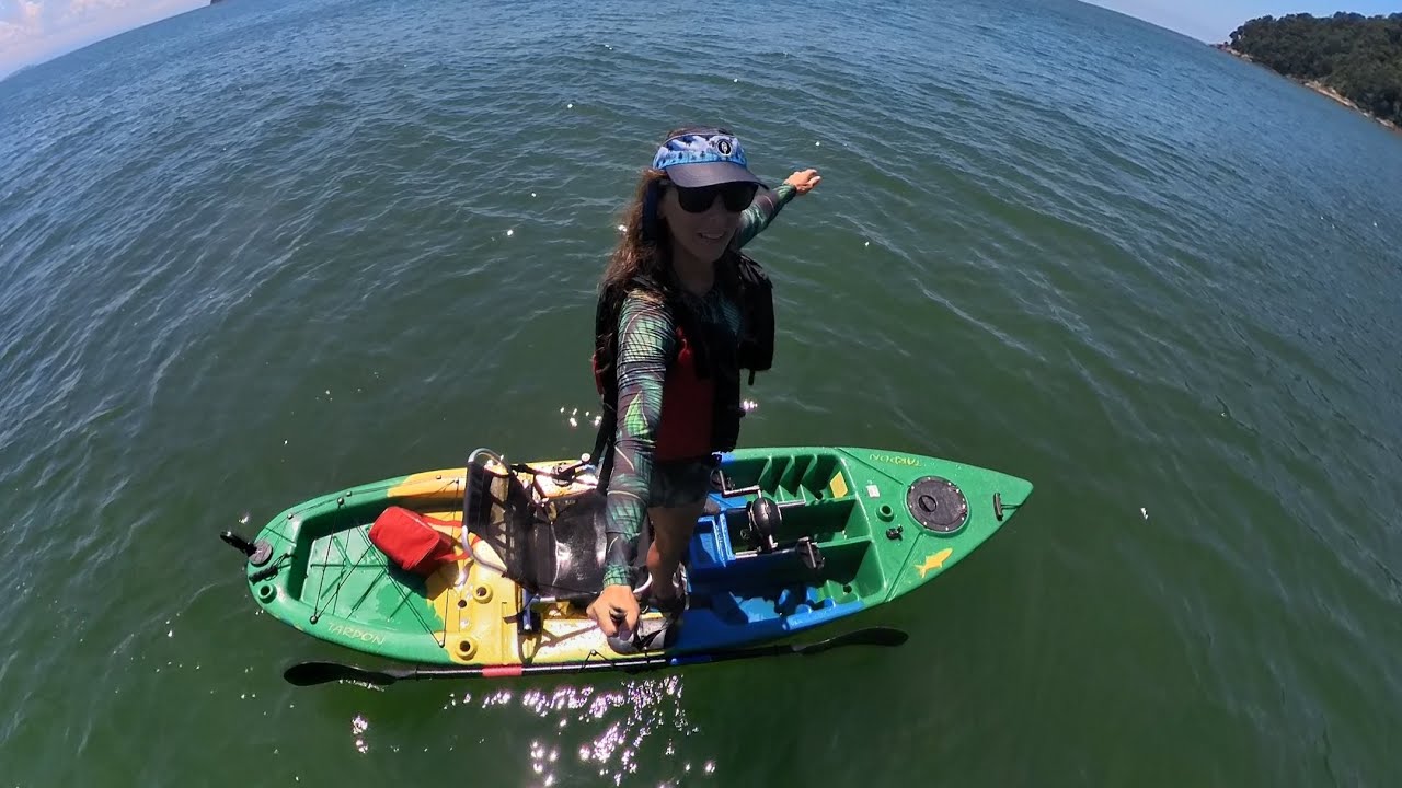 caiaque tarpon passando arrebentação no mar com pedal