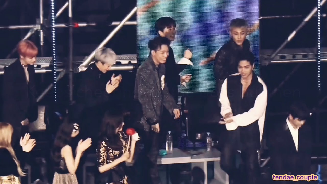 Awkward Bobby and Jisoo at GDA 2019
