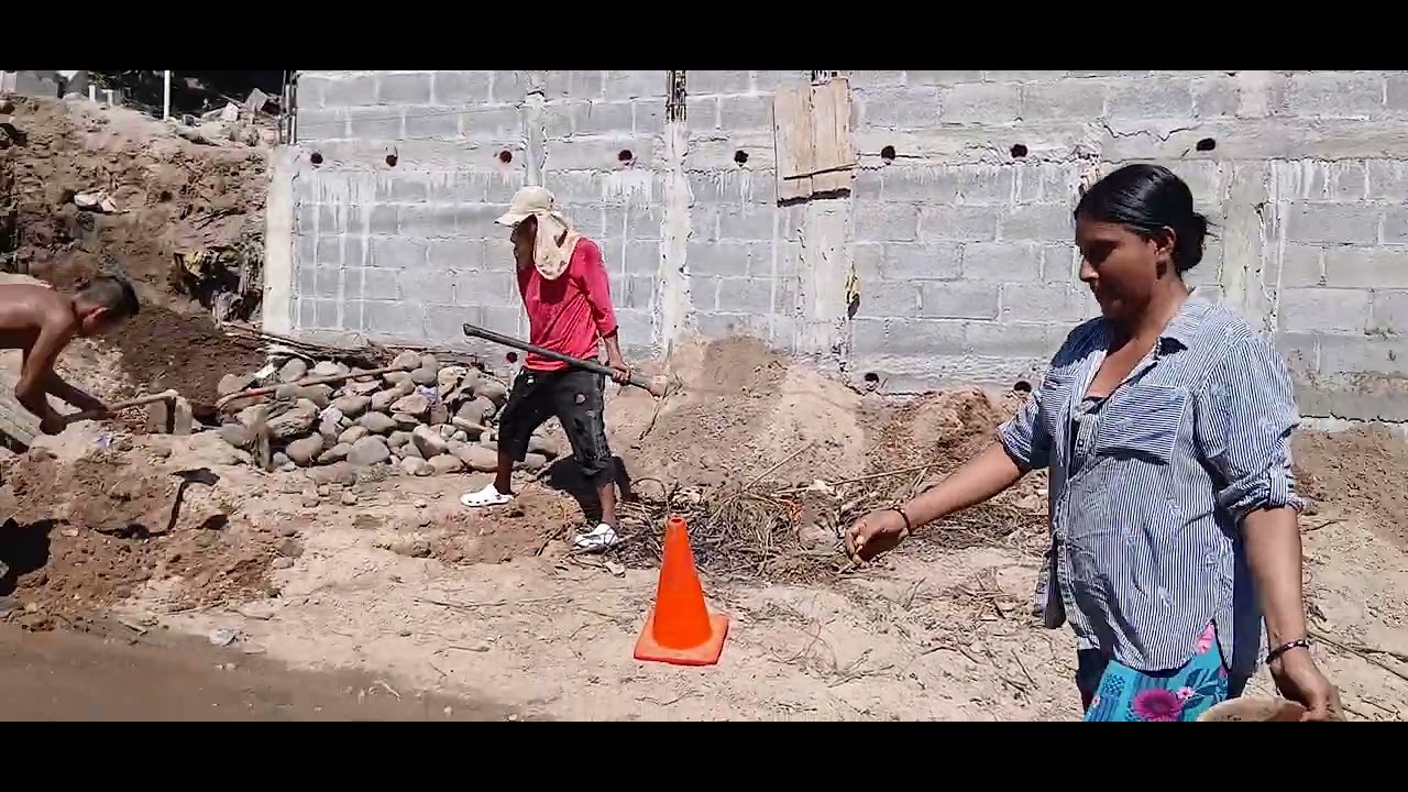 Lucila les da gracias a sus hermanos por ayudar con su construcción 