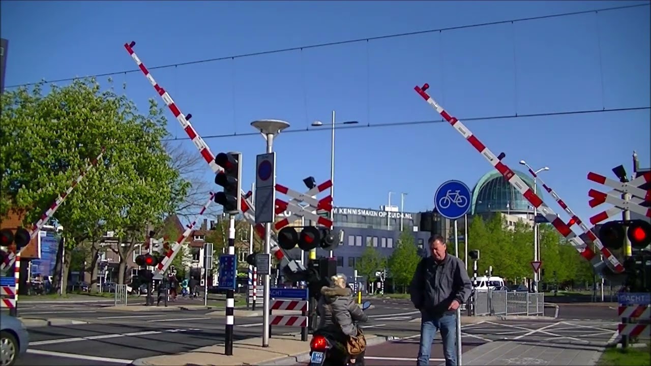 Spoorwegovergang Leeuwarden // Dutch railroad crossing