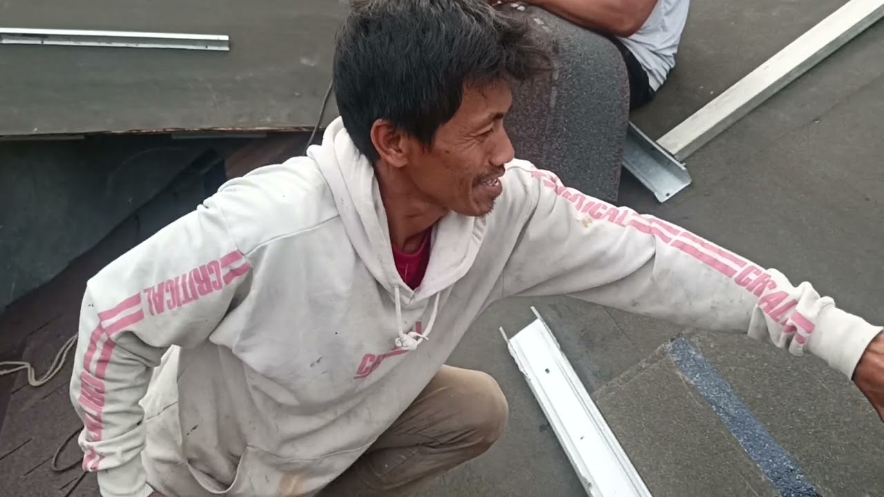 Proses pasang genteng bitumen 