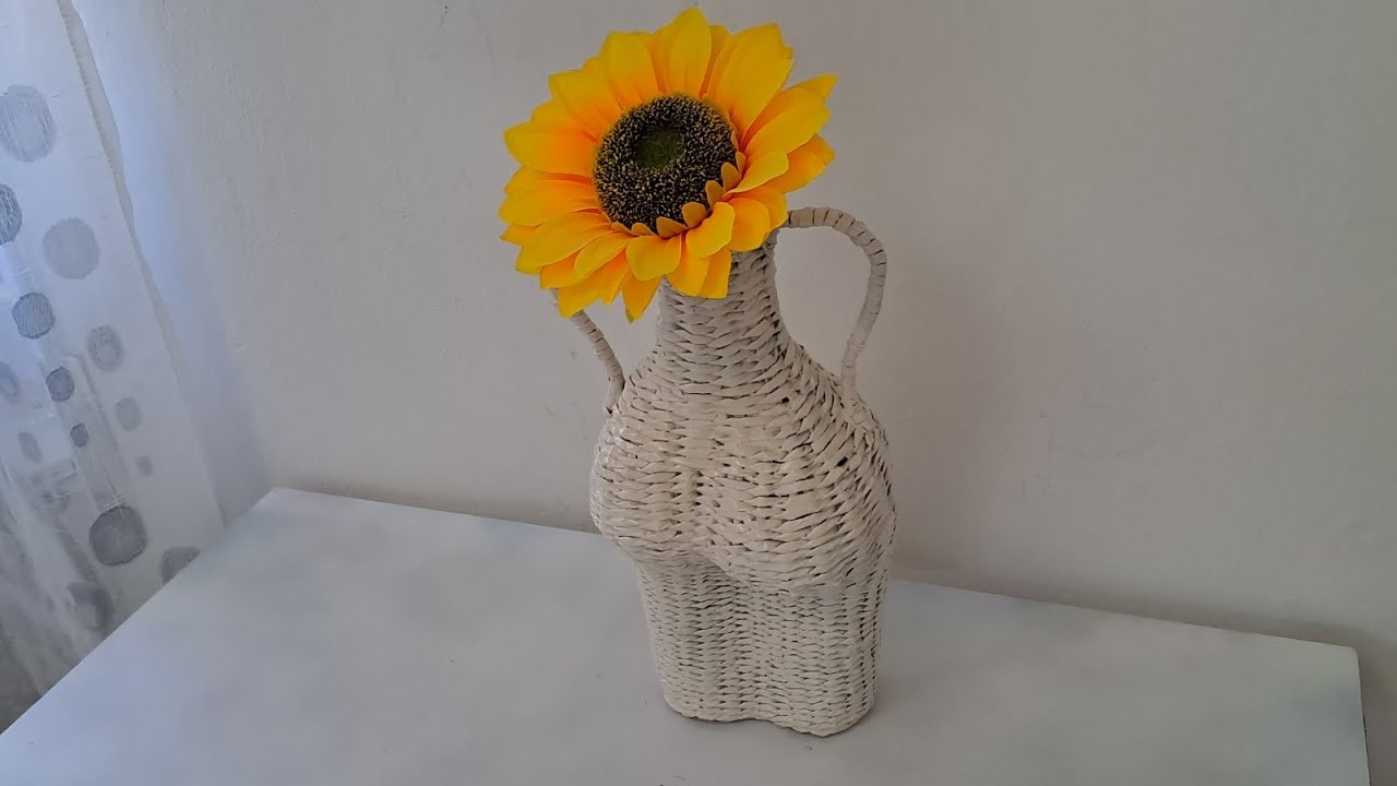 vaso con forme eleganti🙈  fatto con cannucce di carta