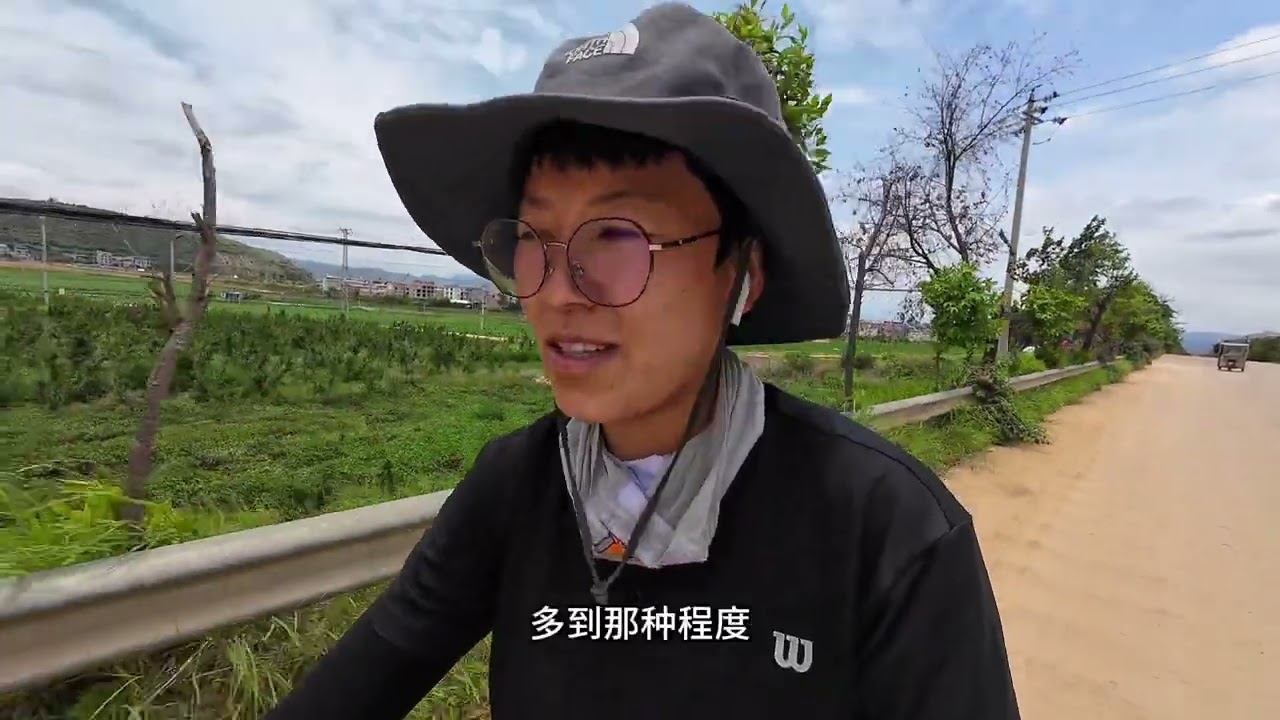 女生骑行云南，离开抚仙湖，进入玉溪市通海县城住旅店疯狂充电