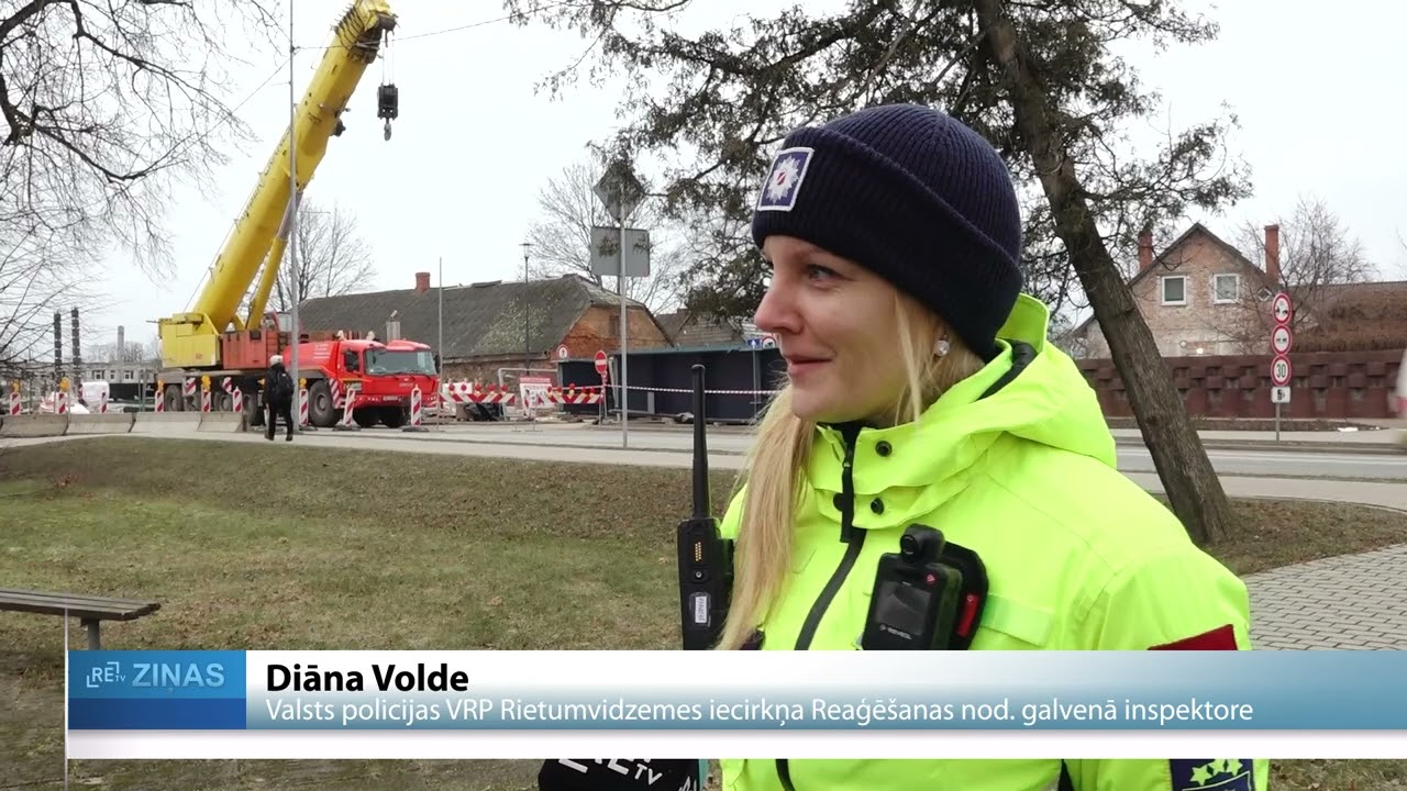 ReTV: Autovadītāji Salacgrīvā pārkāpj noteikumus uz pagaidu tilta