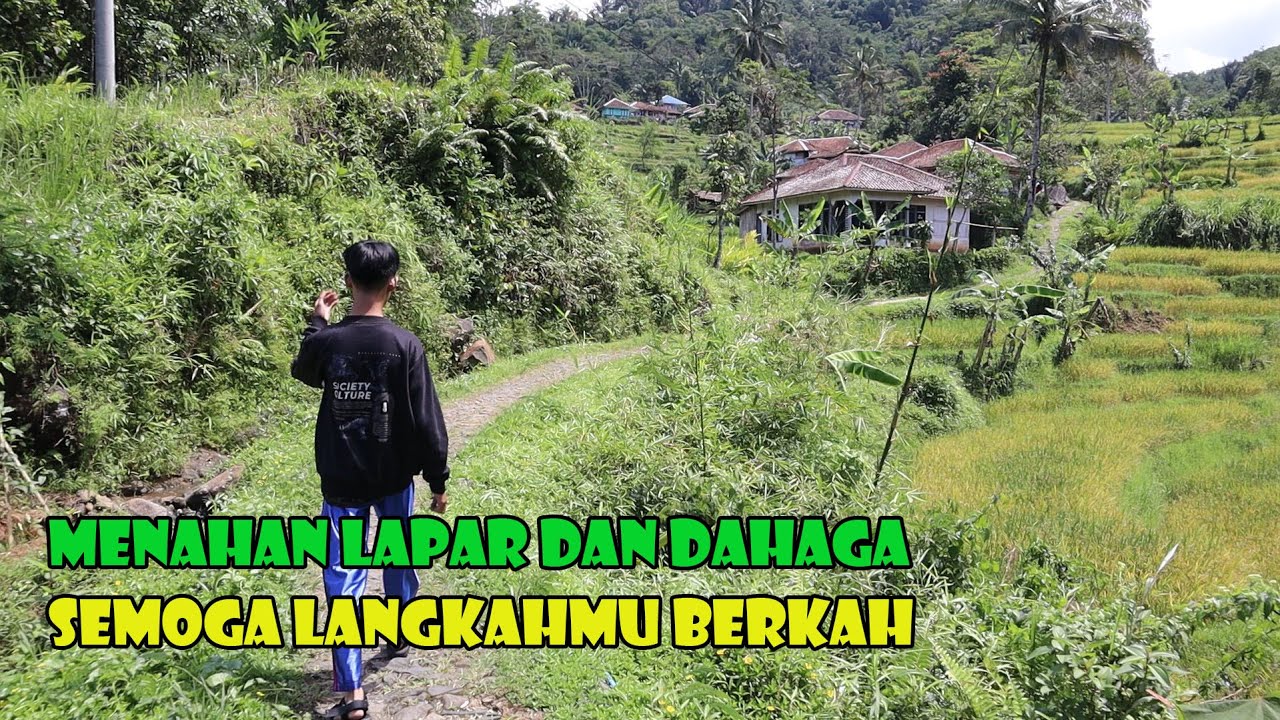 Di Bawah Terik Matahari. Langkah Kaki Mungil Untuk Kebahagiaan Masyarakat Perkampungan.