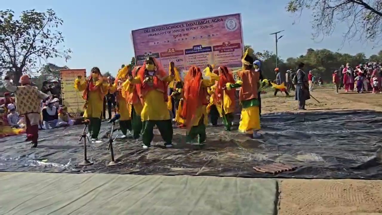 DB आगरा के छात्र छात्राओं द्वारा पेश एक संगीतमय मोहक भजन 🙏🏽 / ज्योति 
