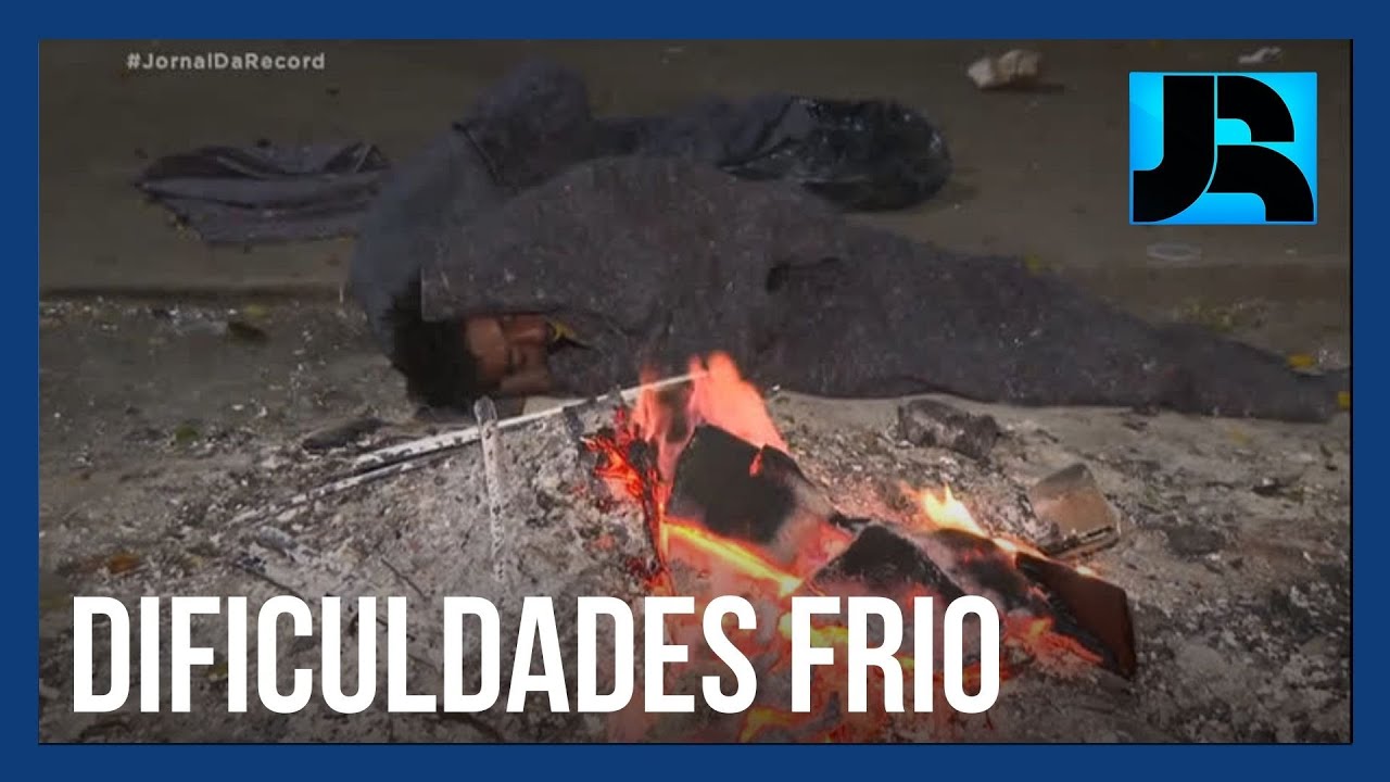 Moradores de rua em todo o país contam com ajuda e criatividade para lidar com frente fria
