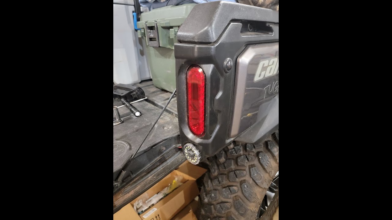 Установка комплекта фонарей заднего хода/задних фонарей Can-Am Defender