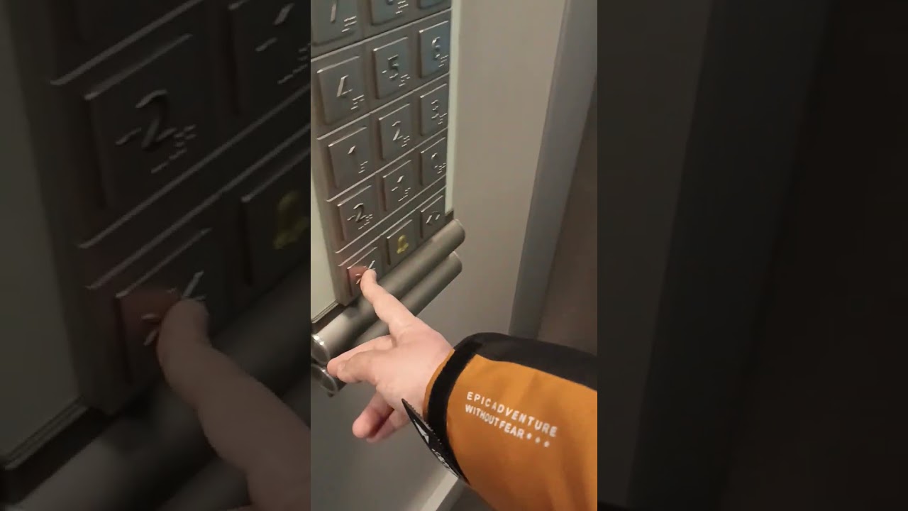 Sehr schöner und großer früher SCHINDLER Aufzug in einem Wohnhochhaus. BJ 2011