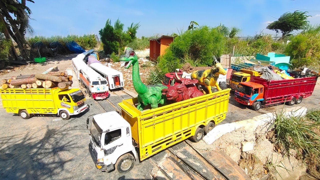 Kompilasi Perlintasan Kereta Api Panjang Lokomotif CC201 CC206 Narik Gerbong Cargo Tabrak Truk oleng