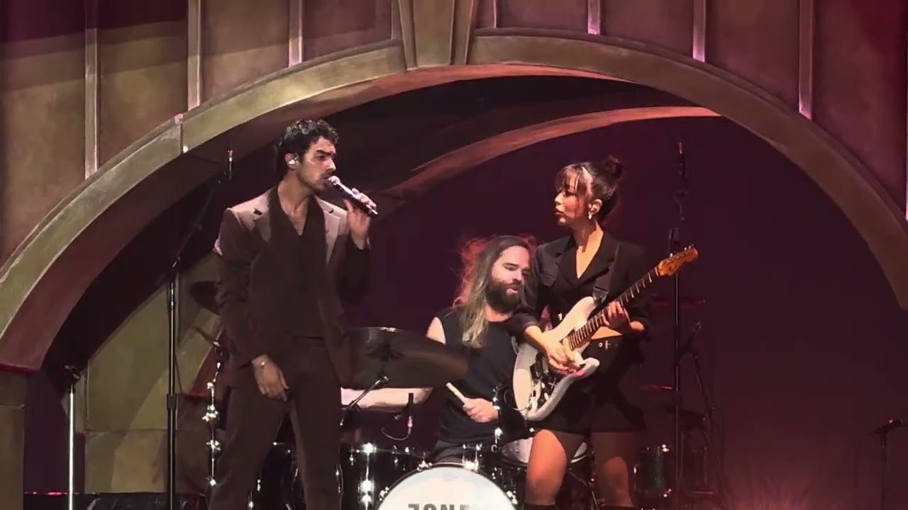 Jonas Brothers - conspiracy theory/Just In Love/Bacon/Toothbrush/Delicious/Unsweet/Levels live