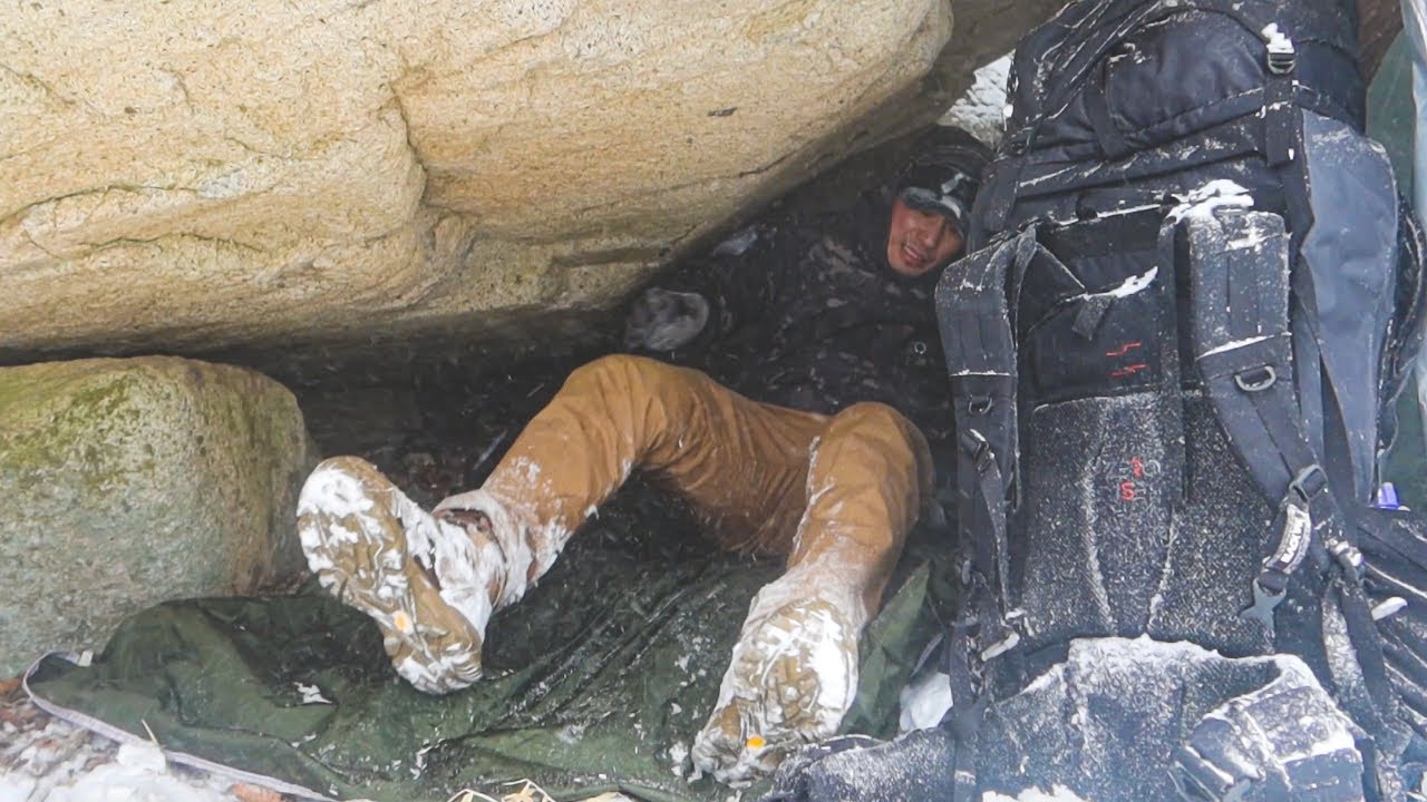 Solo Camping - Выжить в одиночку на волне холода после снежной бури на вершине горы