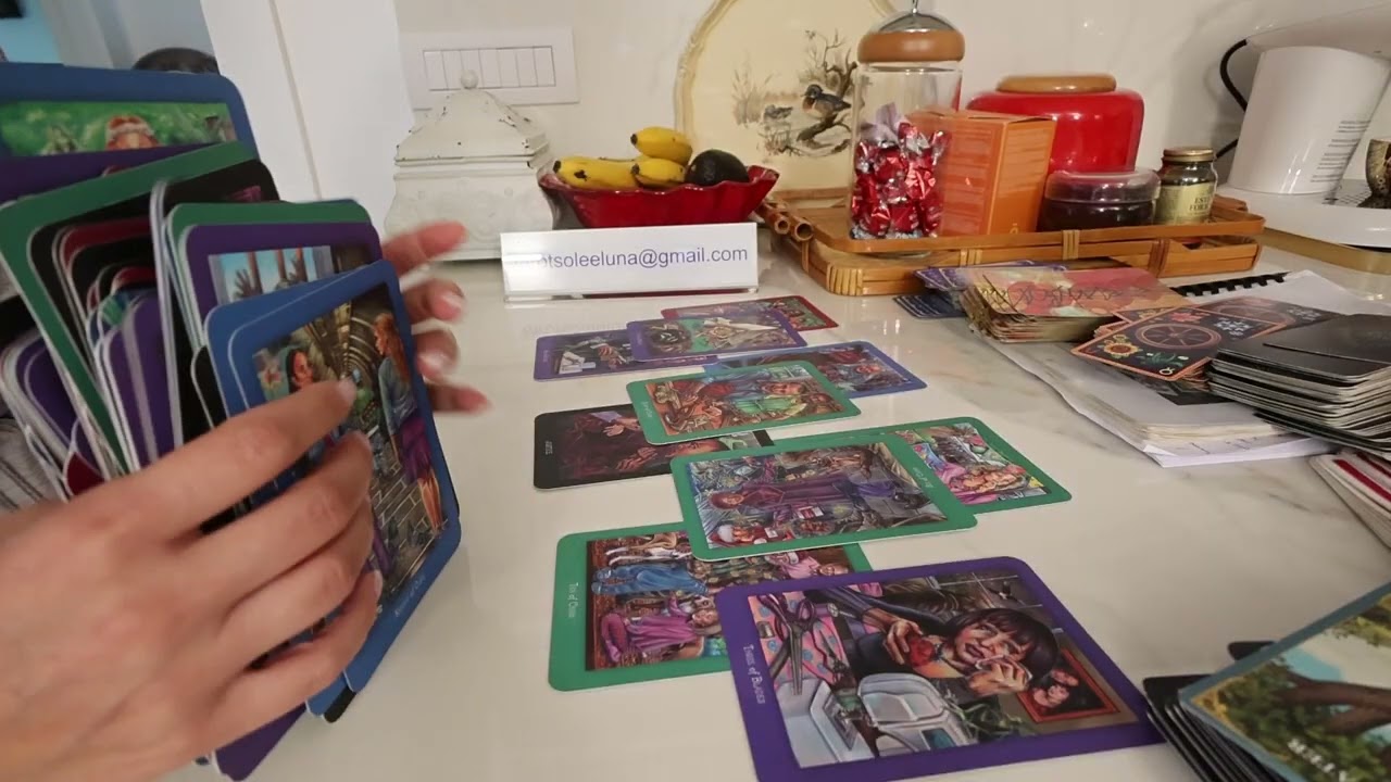 PENSA AD UNA PERSONA E SCEGLI IL MAZZO! tarocchi interattivi amore 🔮