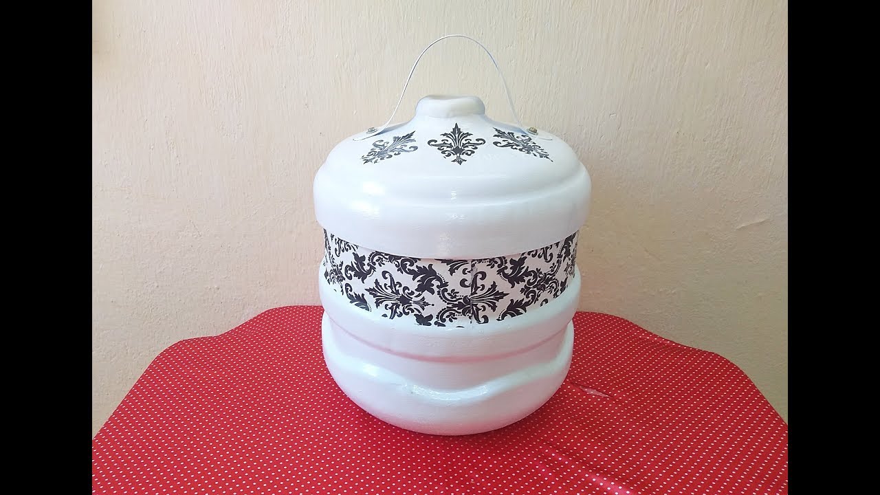 Porta pão com garrafão de água