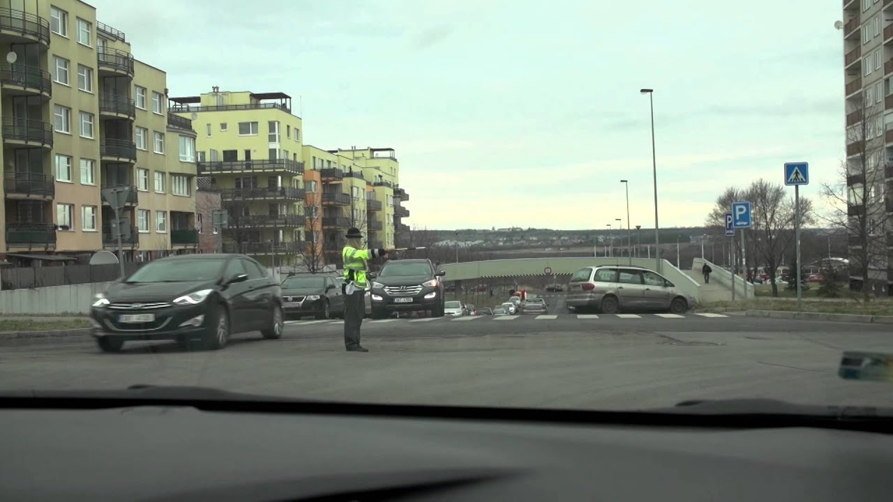 Besipky 2014 1 Rizeni krizovatky policistou
