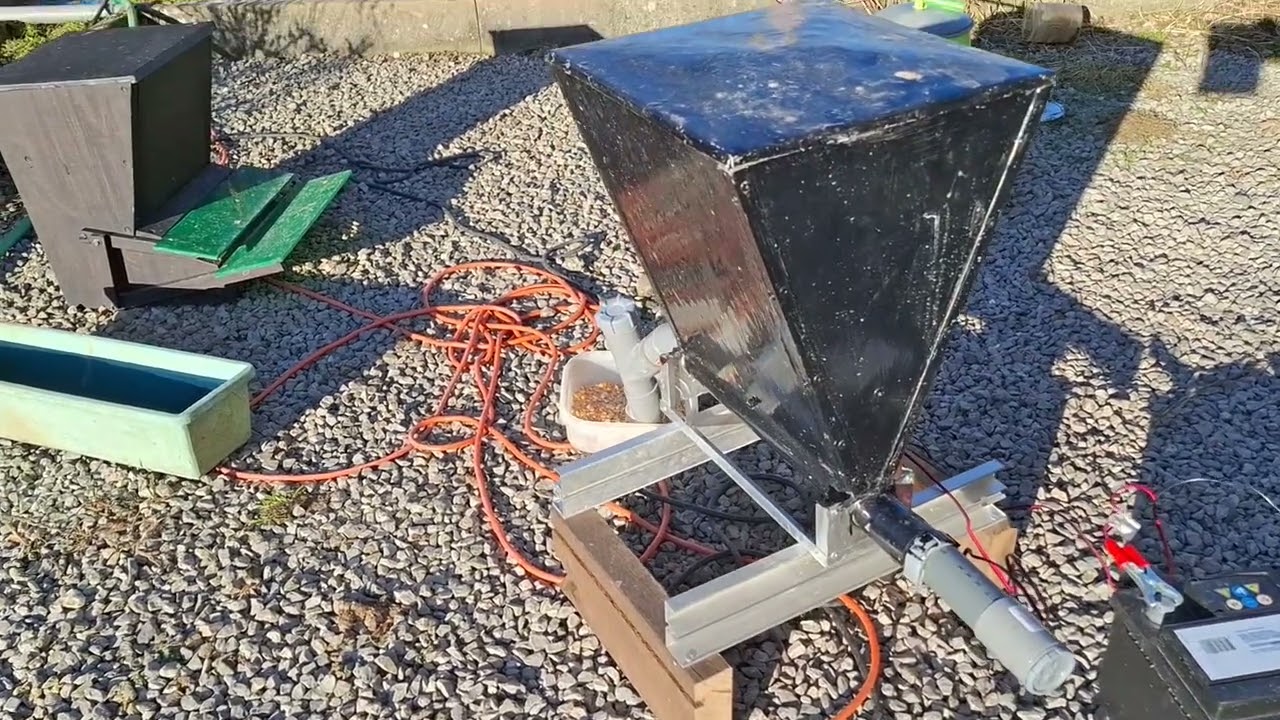 distributeur nourriture pour canards ou poules