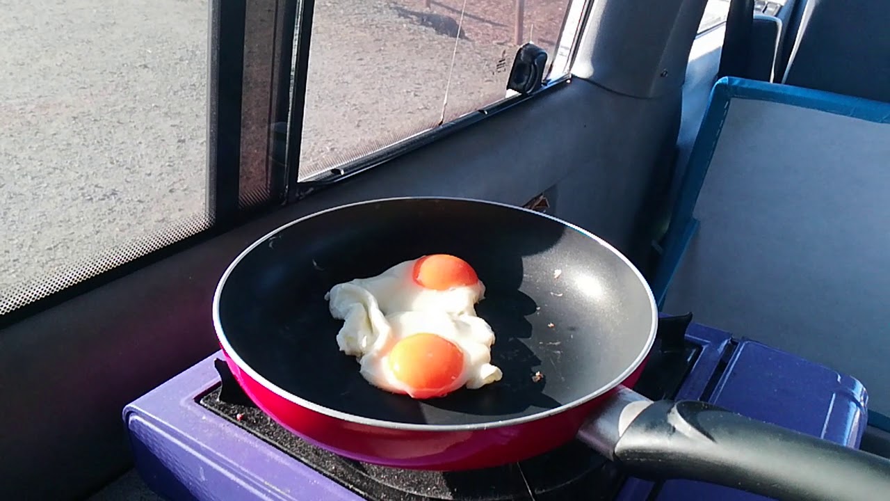 Cocinar huevos fritos en furgo. VW T4