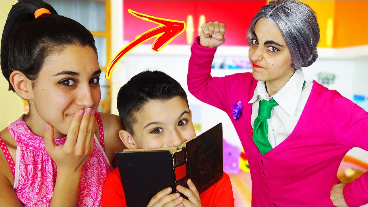 GIOCHIAMO A SCARY TEACHER NELLA REALTÀ!! - SCHERZI ALLA MAESTRA SPAVENTOSA!!!